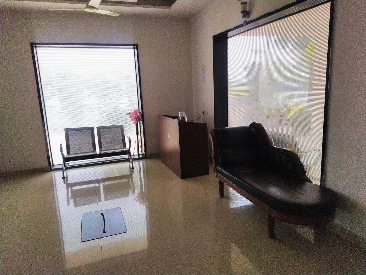 Hotel Wayfare Shirdi Esterno foto
