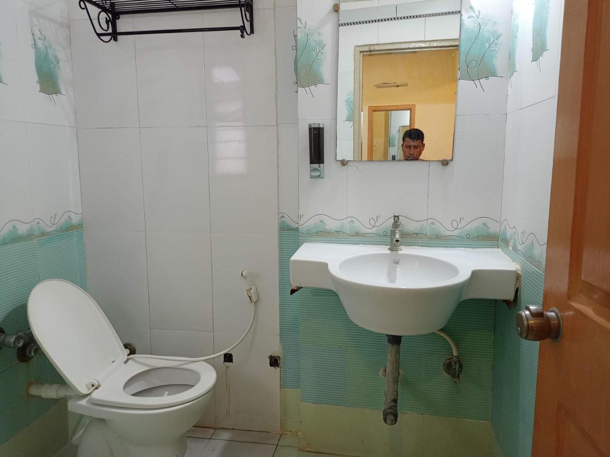 Hotel Wayfare Shirdi Esterno foto